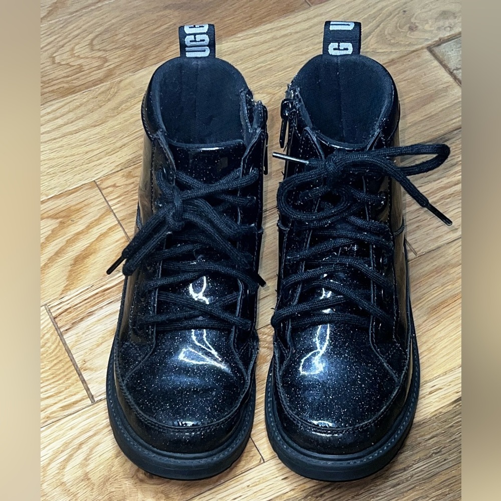 Girl’ glitter Ugg boots